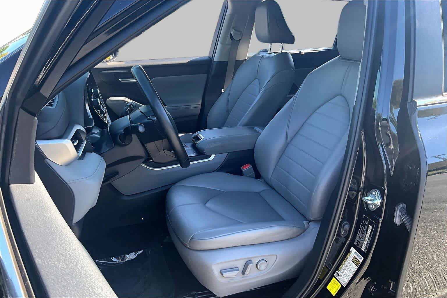 Used 2023 Toyota Highlander XLE FWD image 8