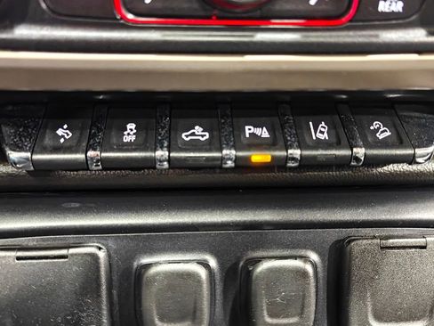 Used 2015 GMC Sierra 1500 Denali w/ Driver Alert Package AWD/4WD image 44
