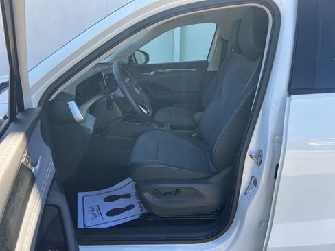 Certified 2025 Volkswagen Tiguan SE image 25