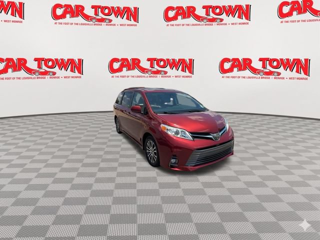 Used 2019 Toyota Sienna XLE FWD image 2