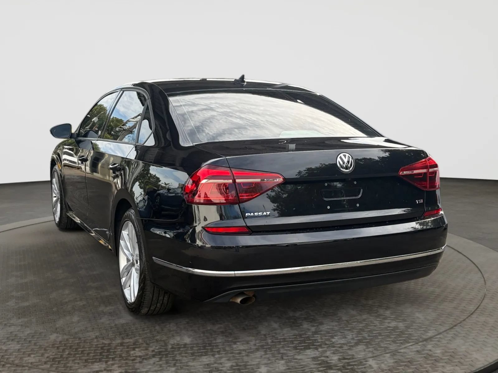 Used 2019 Volkswagen Passat 2.0T Wolfsburg w/ Wheels & Sunroof Package FWD image 8
