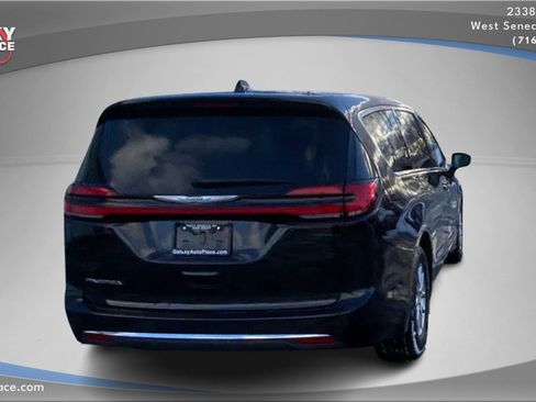 Used 2024 Chrysler Pacifica Touring-L image 6