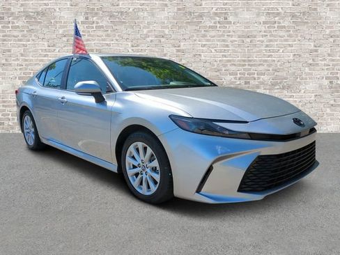 Used 2025 Toyota Camry LE w/ Convenience Package FWD image 1