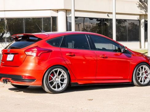 Used 2018 Ford Focus ST w/ Equipment Group 401A image 41
