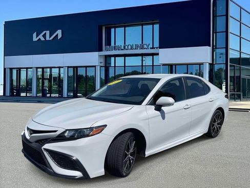 Used 2023 Toyota Camry SE FWD image 3
