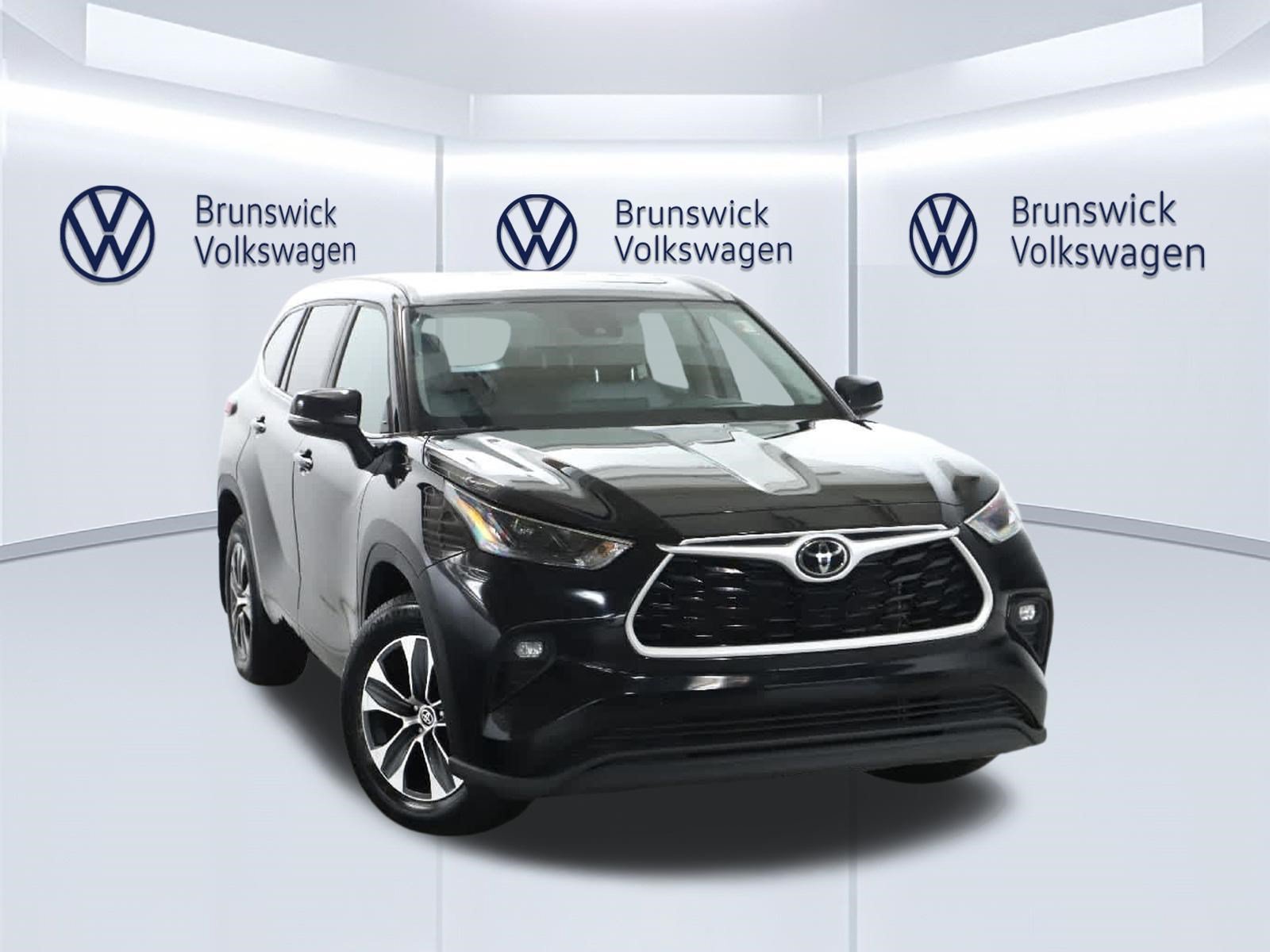 Used 2024 Toyota Highlander XLE AWD/4WD image 2