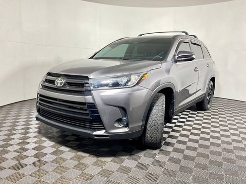 Used 2019 Toyota Highlander SE AWD/4WD image 2