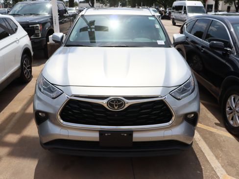 Used 2024 Toyota Highlander Limited AWD/4WD image 3