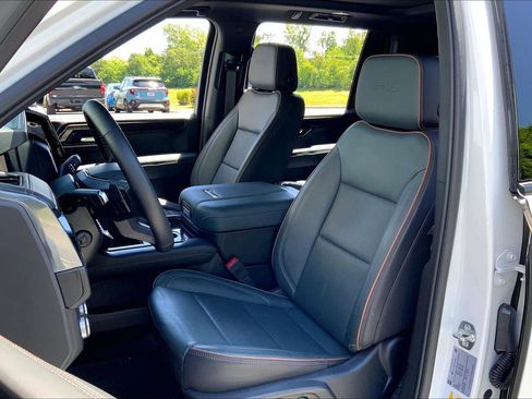 Used 2025 GMC Yukon XL AT4 w/ AT4 Premium Package AWD/4WD image 24