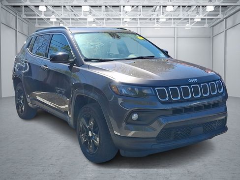 Used 2022 Jeep Compass Latitude AWD/4WD image 3