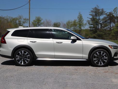 Used 2020 Volvo V60 T5 Cross Country AWD/4WD image 2