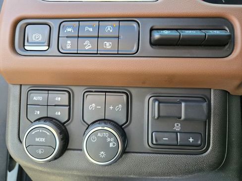 Used 2023 Chevrolet Tahoe High Country AWD/4WD image 23