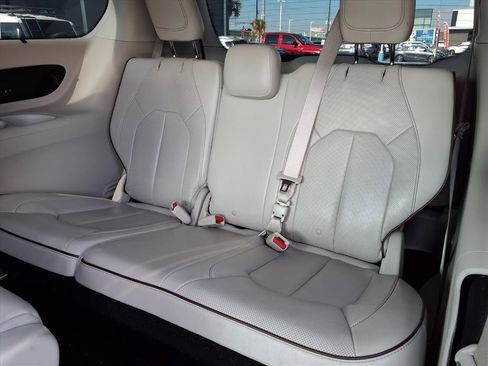 Used 2020 Chrysler Pacifica Limited image 11