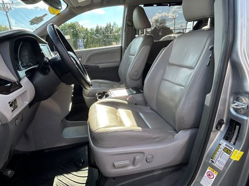 Used 2018 Toyota Sienna XLE w/ XLE Navigation Package FWD image 10