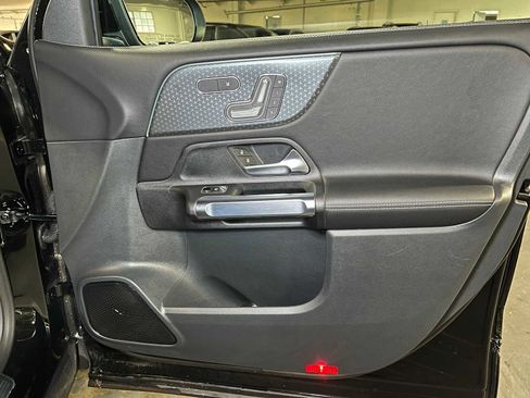 Used 2025 Mercedes-Benz GLB 250 4MATIC image 11