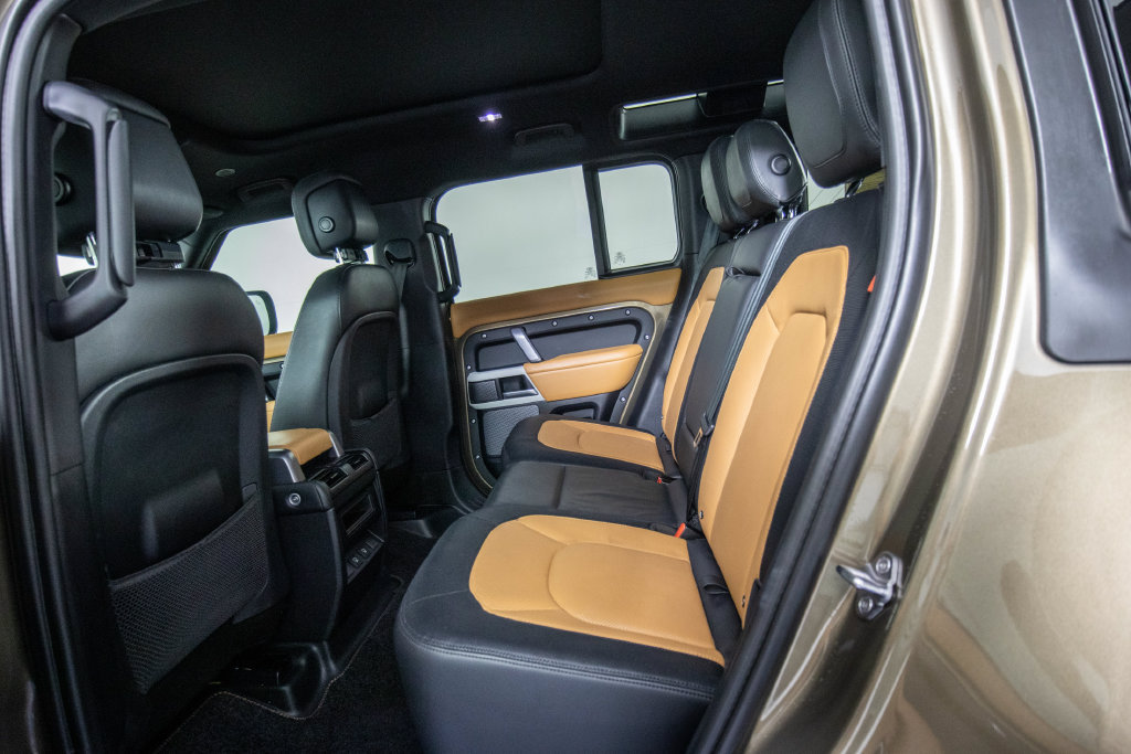 Used 2024 Land Rover Defender 110 X-Dynamic SE AWD/4WD image 11
