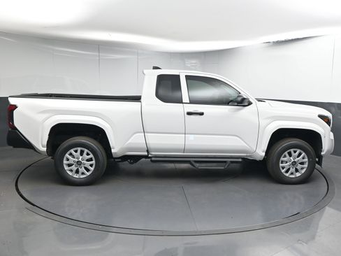 Used 2025 Toyota Tacoma SR image 9