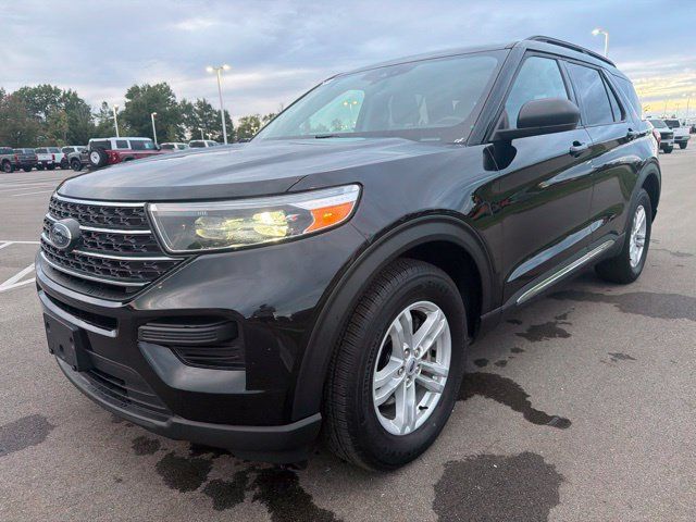Used 2023 Ford Explorer XLT AWD/4WD image 2