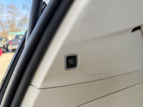 Used 2018 Chrysler Pacifica Touring-L image 30