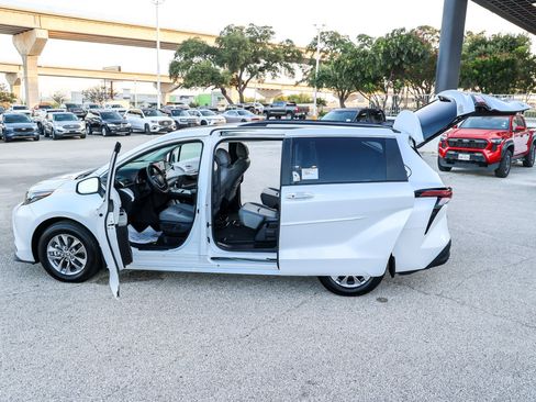 Certified 2026 Toyota Sienna XLE FWD image 11