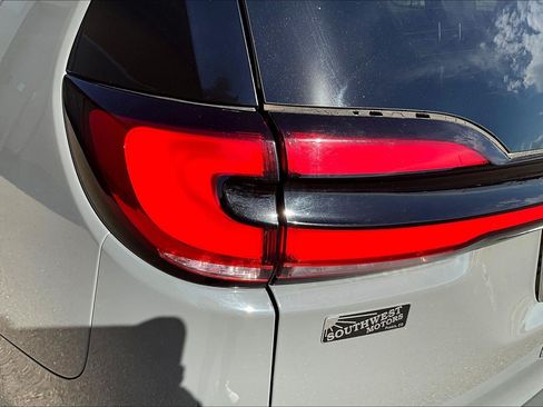 Used 2022 Chrysler Pacifica Touring-L FWD image 22