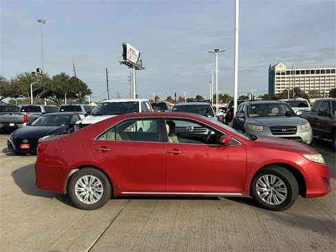 Used 2014 Toyota Camry LE image 4