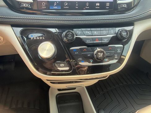 Used 2023 Chrysler Pacifica Touring-L w/ Uconnect Theater Family Group AWD/4WD image 23