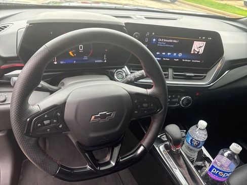 Used 2025 Chevrolet Trax RS w/ Sunroof Package FWD image 8