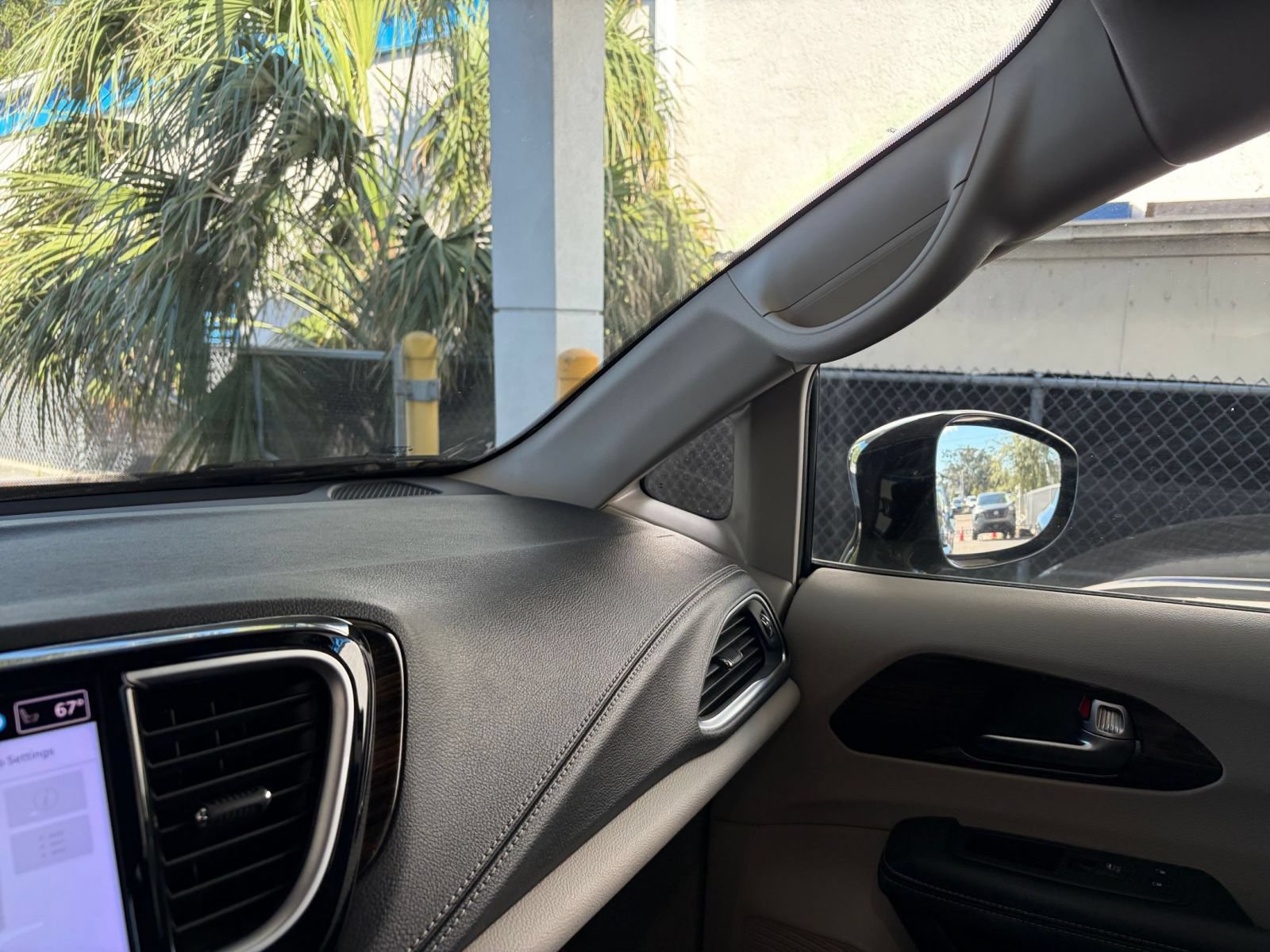 Used 2023 Chrysler Pacifica Limited FWD image 38