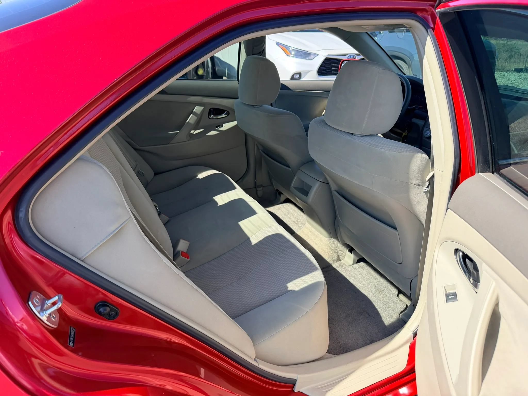 Used 2010 Toyota Camry LE FWD image 17