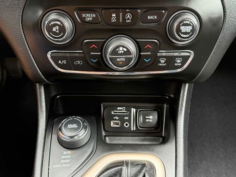Used 2018 Jeep Cherokee Limited w/ High Altitude Package AWD/4WD image 9