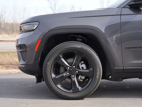 Used 2024 Jeep Grand Cherokee Altitude image 11