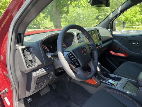 Used 2025 Nissan Frontier PRO-4X w/ Pro Convenience Package AWD/4WD image 19