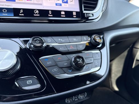Used 2025 Chrysler Pacifica Select FWD image 19