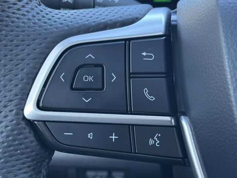 Used 2025 Toyota Sienna Limited image 41