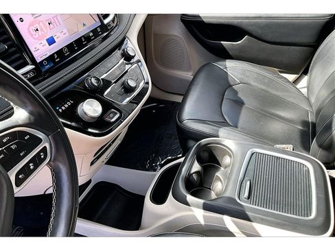 Used 2022 Chrysler Pacifica Touring-L w/ Uconnect Theater Family Group AWD/4WD image 15