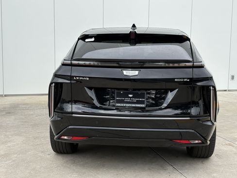 Used 2024 Cadillac Lyriq Luxury AWD/4WD image 8