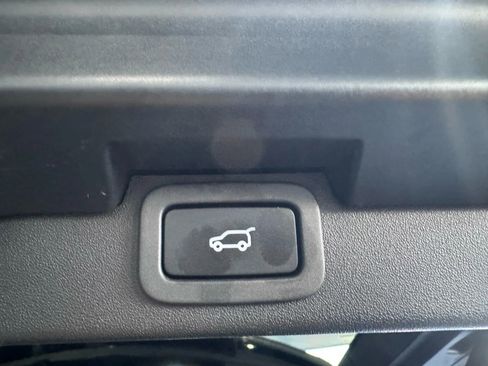 Used 2019 Land Rover Discovery HSE image 38