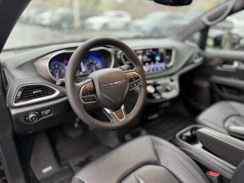 Used 2025 Chrysler Pacifica Select AWD/4WD image 13