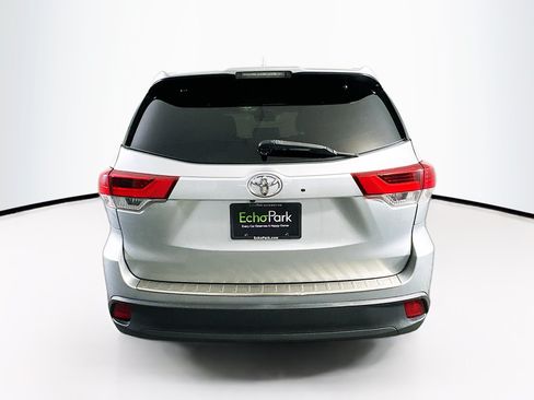 Used 2019 Toyota Highlander XLE FWD image 7