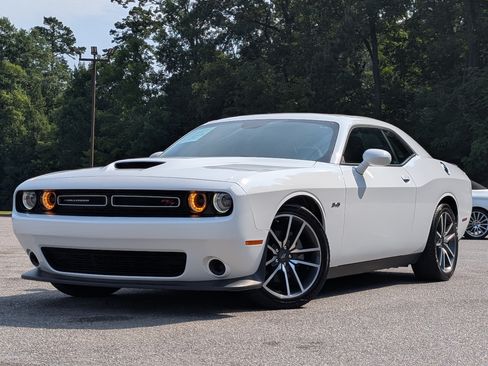Used 2023 Dodge Challenger R/T RWD image 4