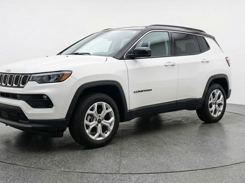 Used 2025 Jeep Compass Latitude AWD/4WD image 3
