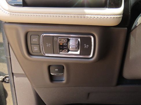Used 2022 Lincoln Nautilus FWD w/ Premium Package image 26