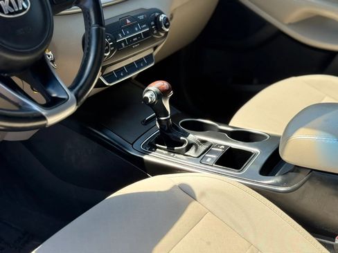 Used 2017 Kia Sorento LX w/ LX Convenience Package image 26