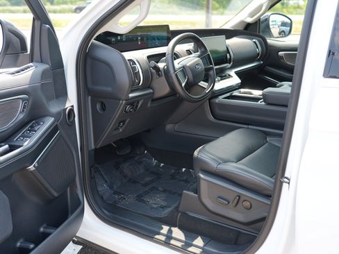 Used 2025 Ford Expedition Max Platinum w/ Driver's Package AWD/4WD image 15