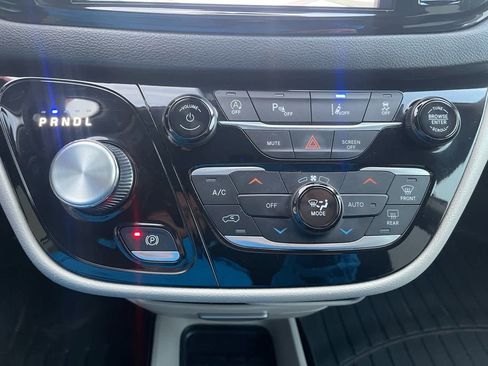 Used 2022 Chrysler Pacifica Touring-L image 26