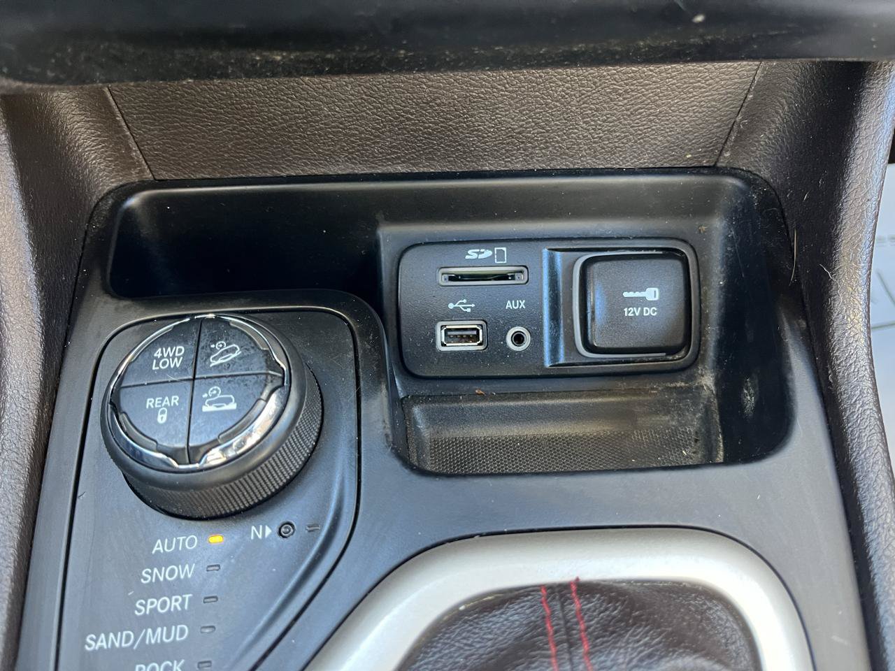 Used 2016 Jeep Cherokee Trailhawk w/ Comfort/Convenience Group AWD/4WD image 12