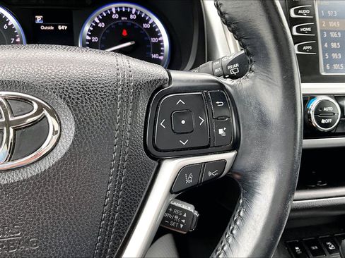 Used 2017 Toyota Highlander SE AWD/4WD image 24