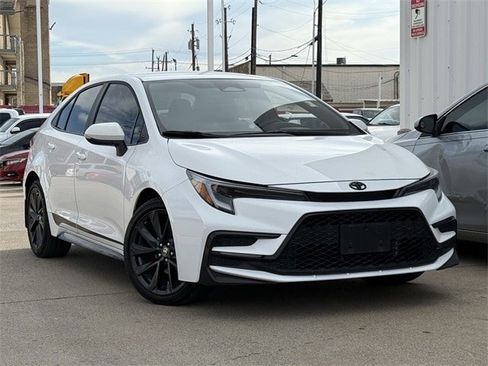 Used 2025 Toyota Corolla SE image 2