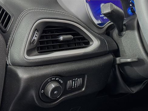 Used 2022 Chrysler Pacifica Touring-L w/ Uconnect Theater Family Group image 10